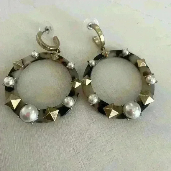 Tortoise and studs with pearls earrings by Stella & Dot. Lightweight and fun! - Picture 2 of 3